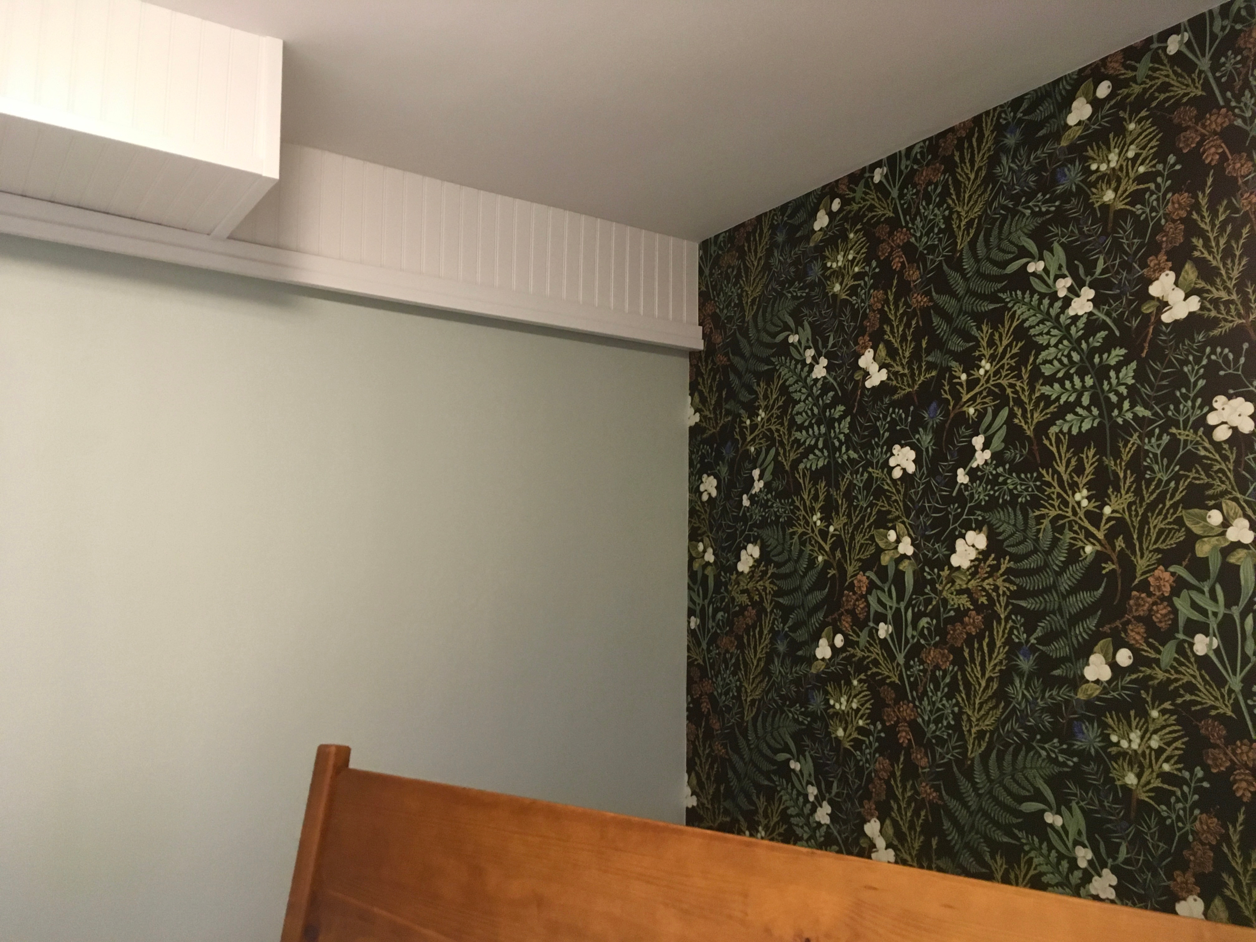 Downstairs bedroom with new wallpapaer accent wall